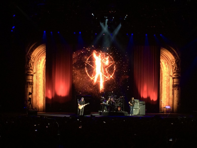 2015/05(May)/RUSH-R40-final-concert/800x600_2015-05-16-Rush-R40-final-concert-10.JPG