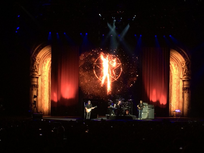 2015/05(May)/RUSH-R40-final-concert/800x600_2015-05-16-Rush-R40-final-concert-13.JPG
