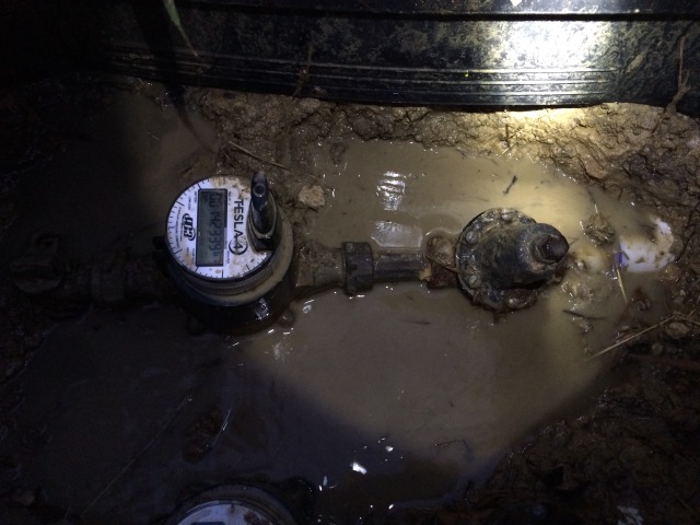 2015-06-09-Water-Leak-at-street-on-Manvilles-side-4.JPG