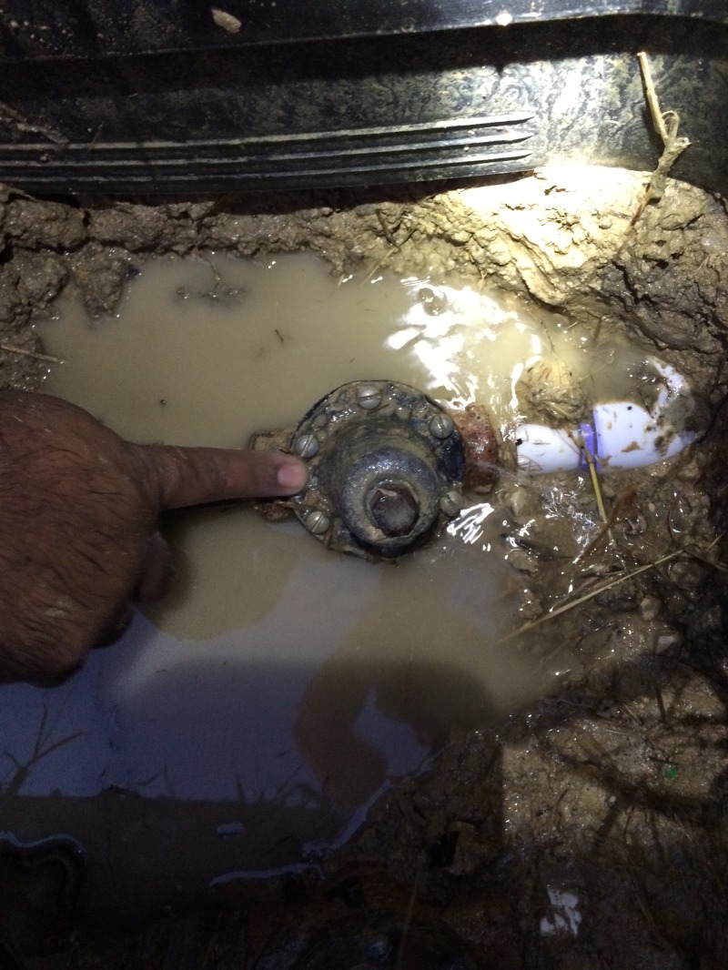 2015/06(June)/Water-Leak-at-street/800x600_2015-06-09-Water-Leak-at-street-on-Manvilles-side-3.JPG
