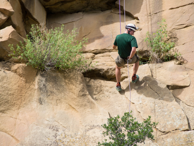 2015/07(July)/Philmont-630e-Crew-8787-Troop214/640x480_2015-07-10-Philmont-5star-033-Dean-Cow-climbing-rapelling-Travis.jpg