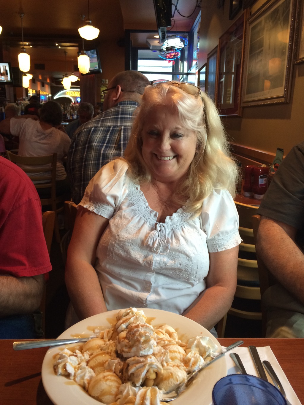 2015-08-10-ERM-Denver-5-Belinda-with-a-giant-dessert.JPG