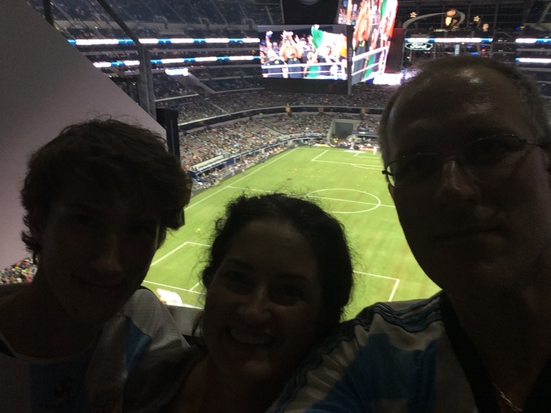 2015/09(September)/Argentina-vs-Mexico-soccer-game/800x600_2015-09-08-Pro-Soccer-game-Arlington-TX-Argentina-vs-Mexico-09-Chance-Suzi-Travis.JPG