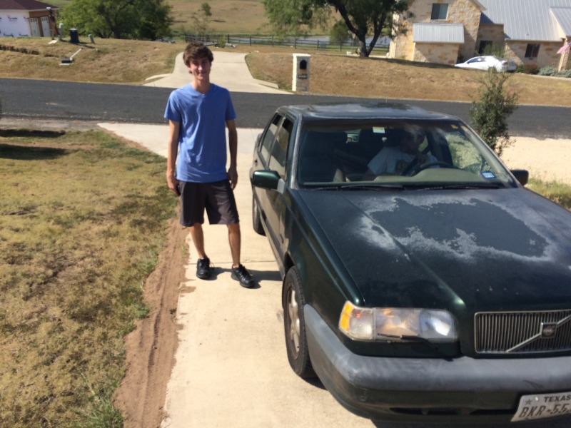 2015/09(September)/Chance-driving-a-stick-shift/800x600_2015-09-07-Chance-drives-a-manual-stick-shift-Volvo-car-for-first-time-3.JPG