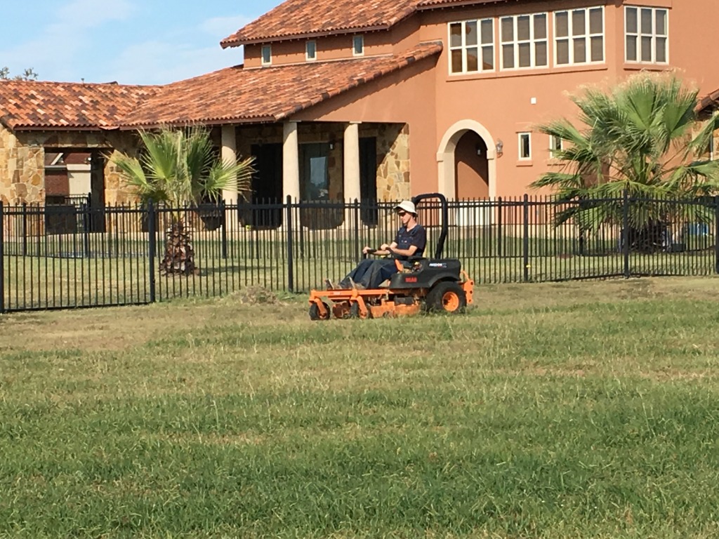 2015/10(October)/Chance-Mowing-with-ZTR/1024x768_2015-10-04-Chance-mowing-with-ZeroTurnRadius-ZTR-mower-2.JPG