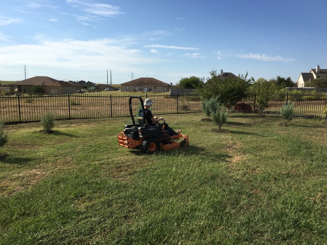 2015/10(October)/Chance-Mowing-with-ZTR/640x480_2015-10-04-Chance-mowing-with-ZeroTurnRadius-ZTR-mower-1.JPG
