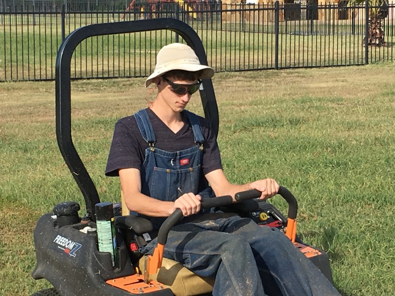 2015/10(October)/Chance-Mowing-with-ZTR/800x600_2015-10-04-Chance-mowing-with-ZeroTurnRadius-ZTR-mower-5.JPG