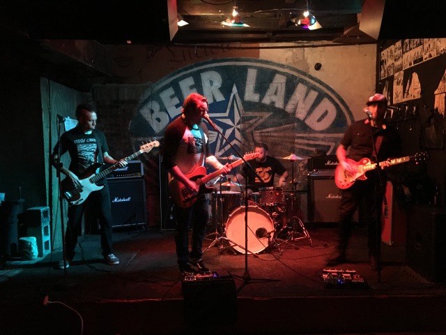 2015/11(November)/Adriana-visit-from-Buenos-Aires/00-Austin/640x480_2015-11-14-Austin-6th-street-2-Mark-playing-Bass.JPG