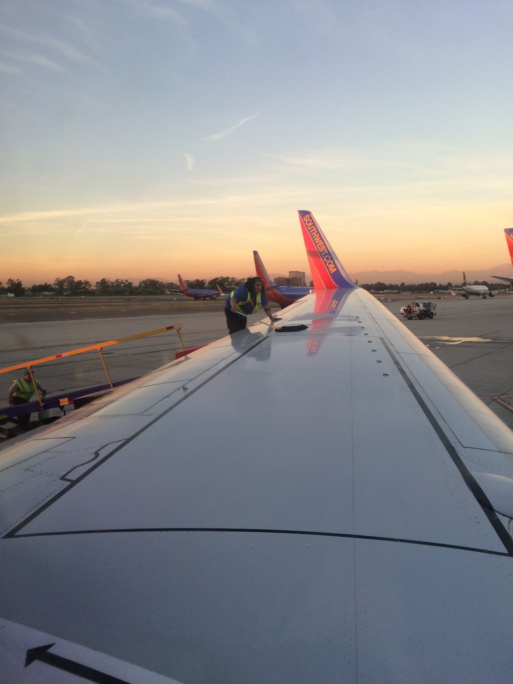 2015-11-18-Las-Vegas-05-fixing-frost-on-wing-with-gasoline.JPG