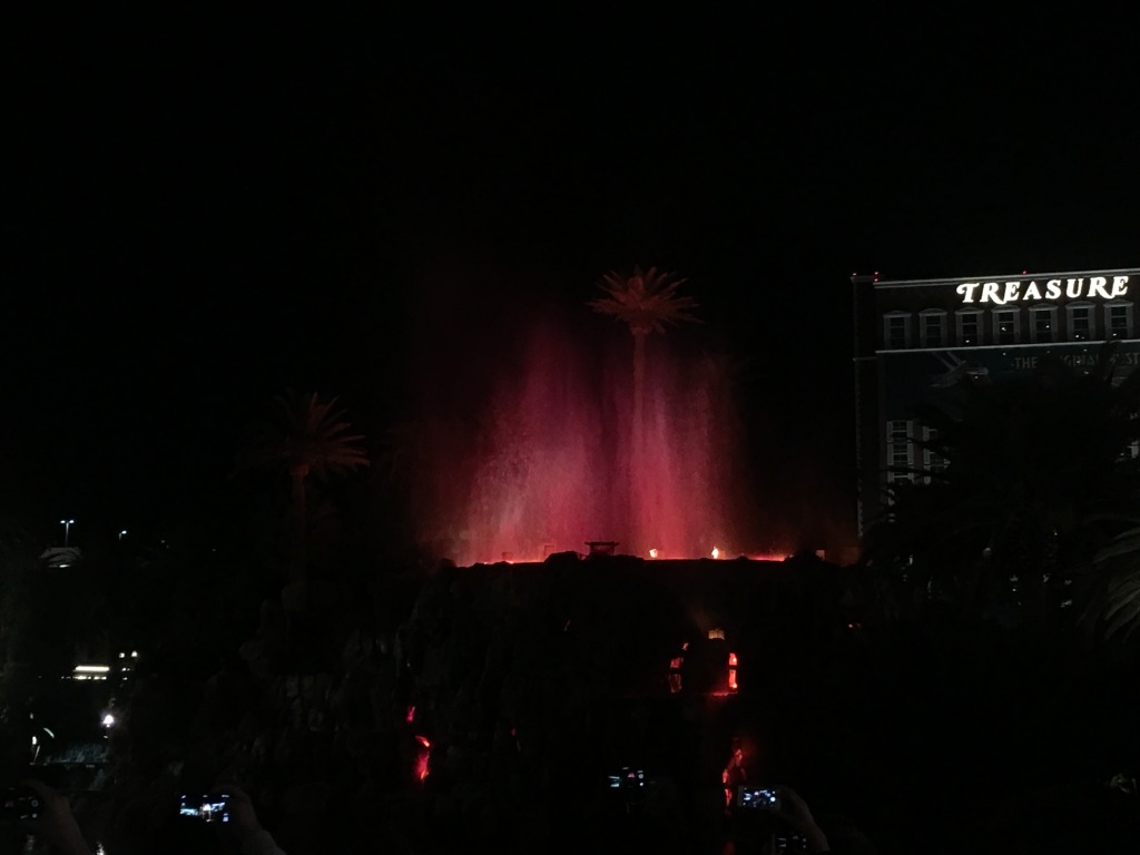 2015/11(November)/Adriana-visit-from-Buenos-Aires/01-Las-Vegas/1024x768_2015-11-20-Las-Vegas-114-Mirage-volcano.JPG