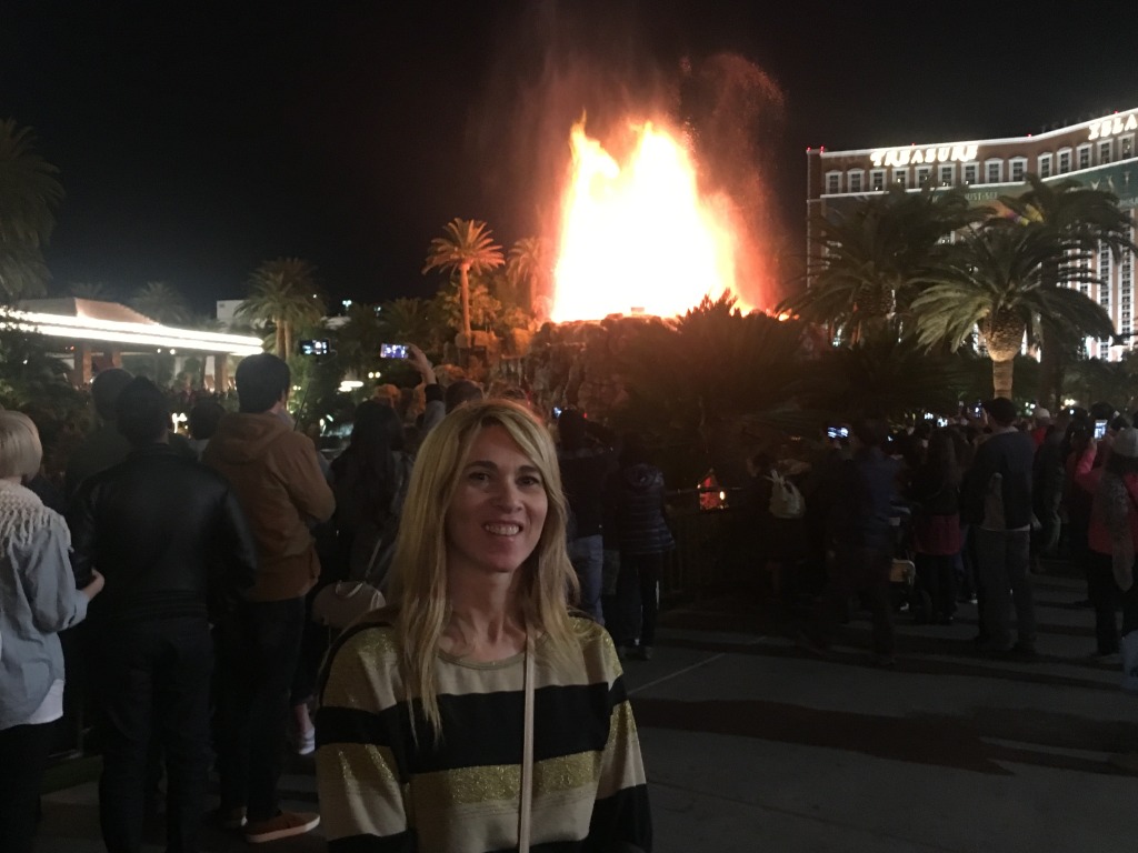 2015-11-20-Las-Vegas-116-Mirage-volcano-Adriana.JPG
