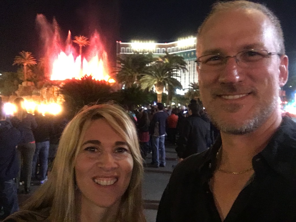 2015/11(November)/Adriana-visit-from-Buenos-Aires/01-Las-Vegas/1024x768_2015-11-20-Las-Vegas-118-Mirage-volcano-Adriana-Travis.JPG