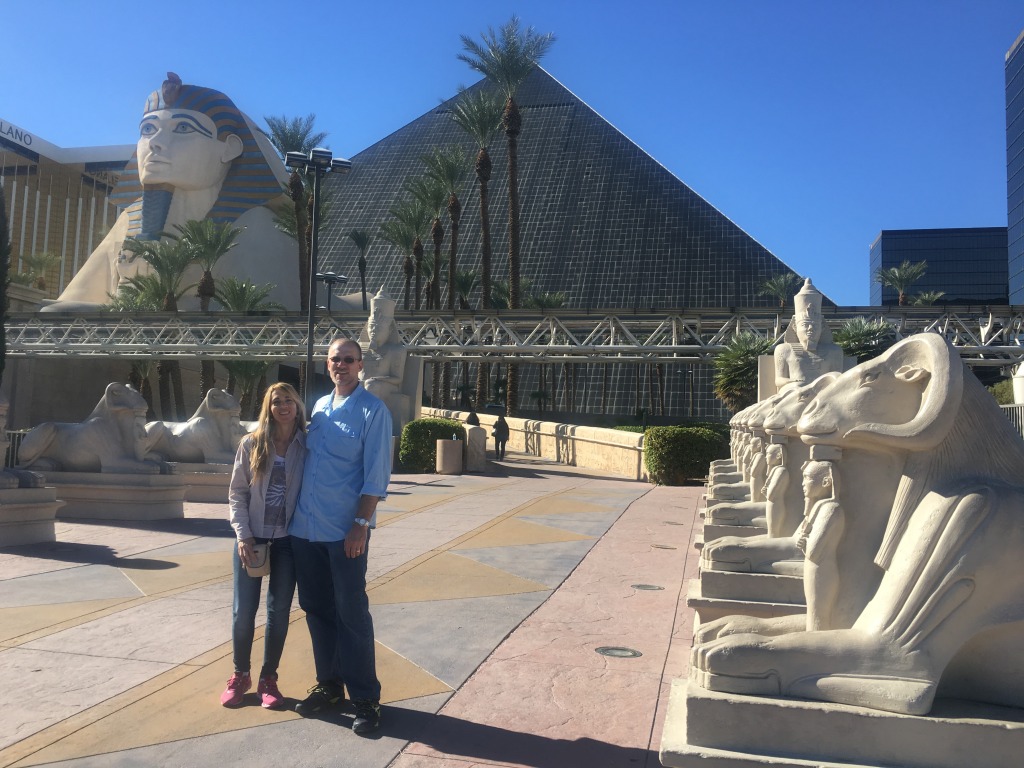 2015-11-21-Las-Vegas-10-Suzi-Adriana-Luxor-day.JPG