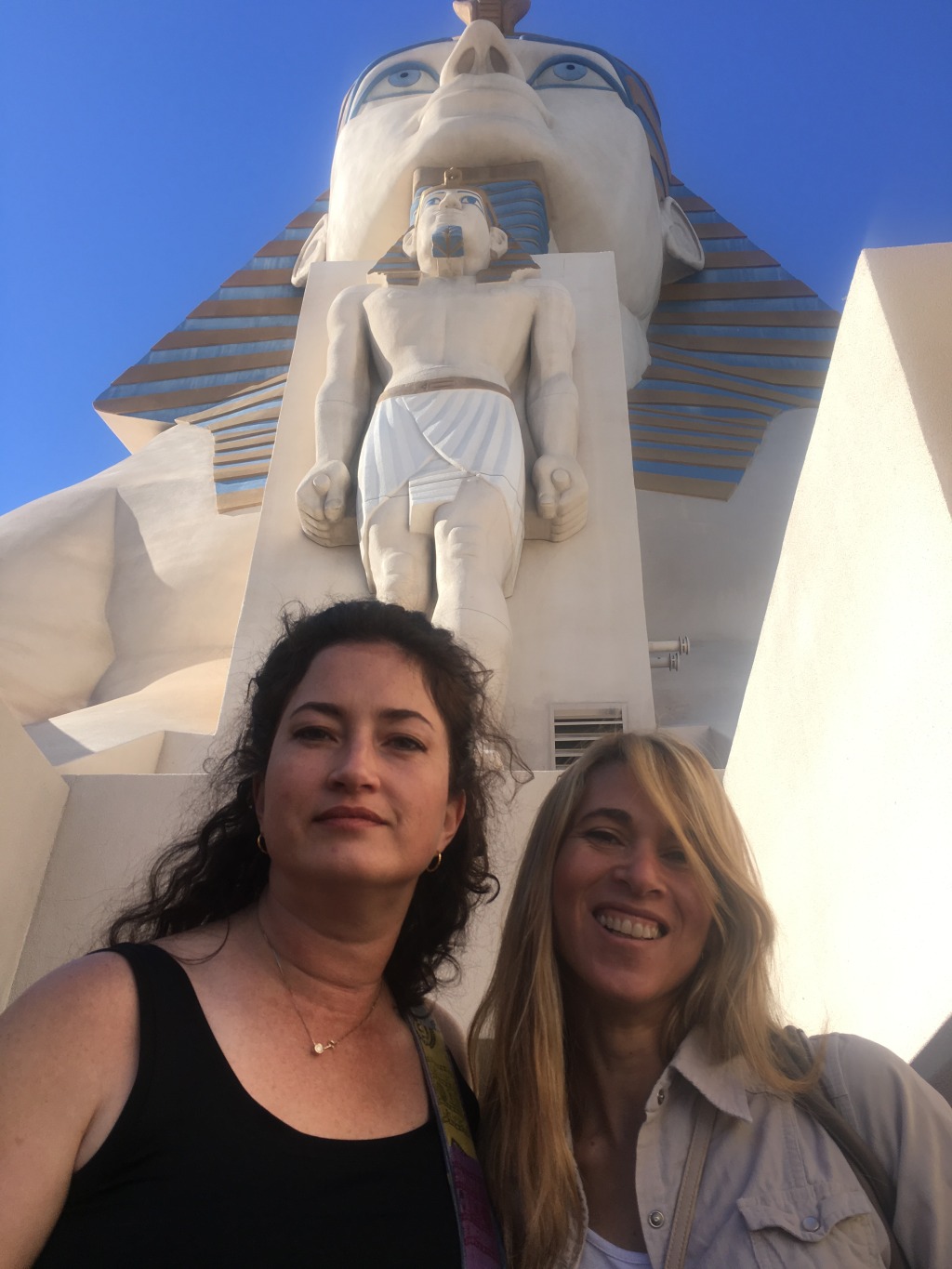2015-11-21-Las-Vegas-14-Suzi-Adriana-Luxor-day.JPG