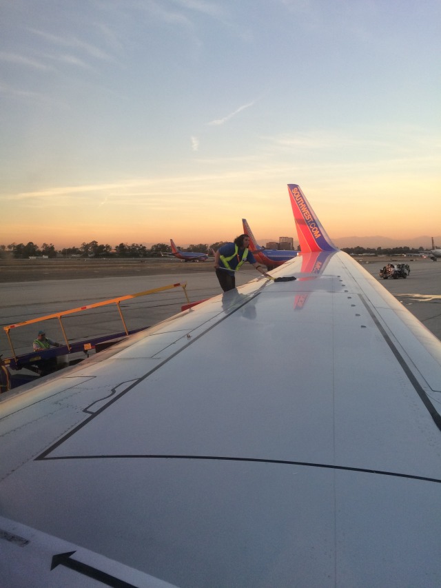 2015-11-18-Las-Vegas-04-fixing-frost-on-wing-with-gasoline.JPG