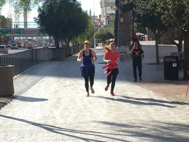2015-11-20-Las-Vegas-01-jogging-the-strip-Adriana-Suzi.JPG
