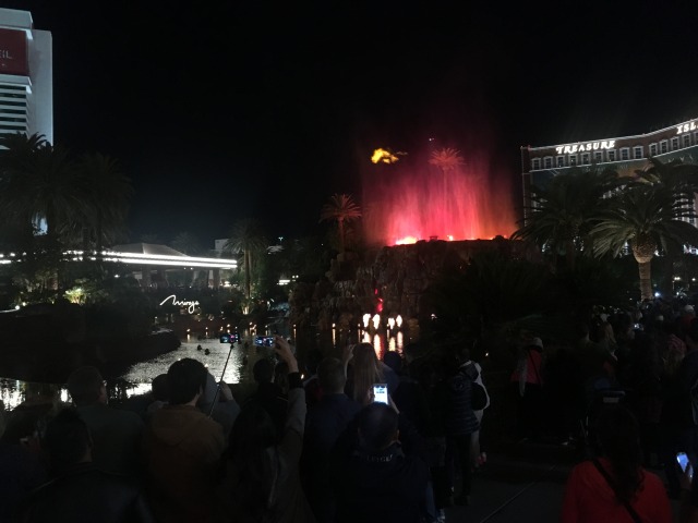 2015/11(November)/Adriana-visit-from-Buenos-Aires/01-Las-Vegas/640x480_2015-11-20-Las-Vegas-121-Mirage-volcano.JPG