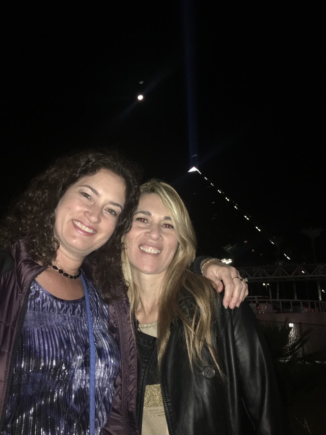 2015-11-20-Las-Vegas-129-Suzi-Adriana-Luxor-at-night.JPG