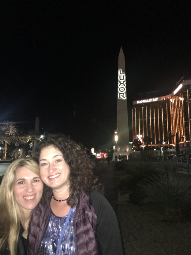 2015-11-20-Las-Vegas-131-Suzi-Adriana-Luxor-at-night.JPG