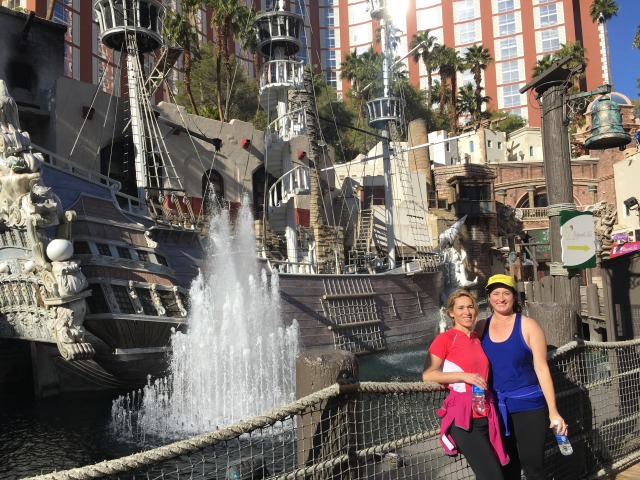 2015-11-20-Las-Vegas-19-jogging-the-strip-Adriana-Suzi-Treasure-Island.JPG