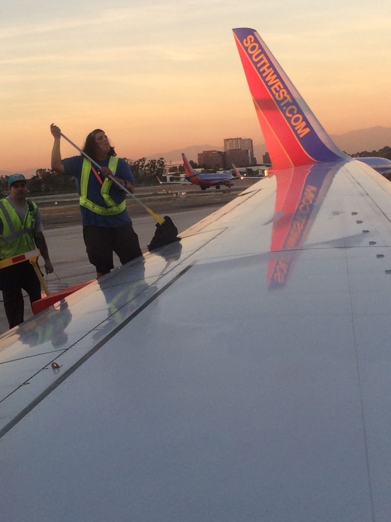 2015-11-18-Las-Vegas-06-fixing-frost-on-wing-with-gasoline.JPG