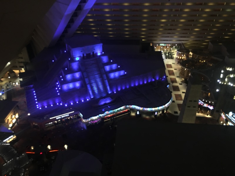 2015/11(November)/Adriana-visit-from-Buenos-Aires/01-Las-Vegas/800x600_2015-11-19-Las-Vegas-07-Luxor-from-room.JPG