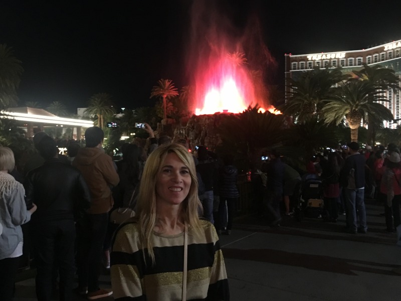2015-11-20-Las-Vegas-117-Mirage-volcano-Adriana.JPG