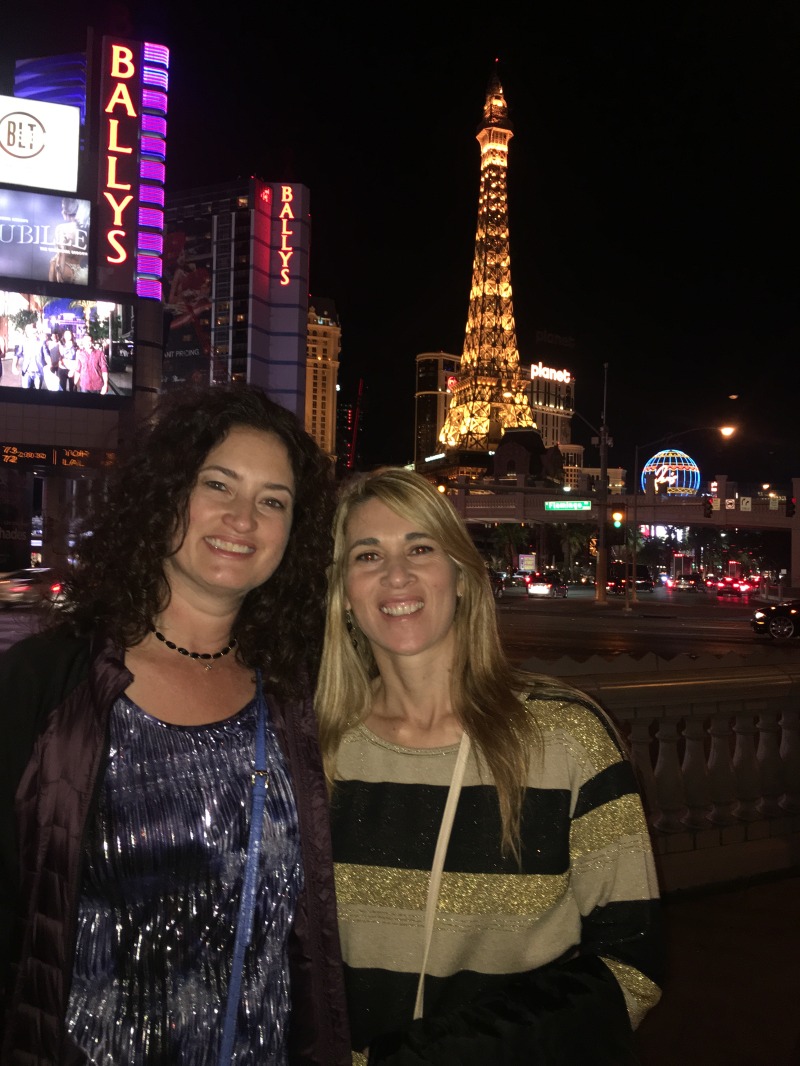 2015/11(November)/Adriana-visit-from-Buenos-Aires/01-Las-Vegas/800x600_2015-11-20-Las-Vegas-123-Suzi-Adriana-Paris-tower.JPG