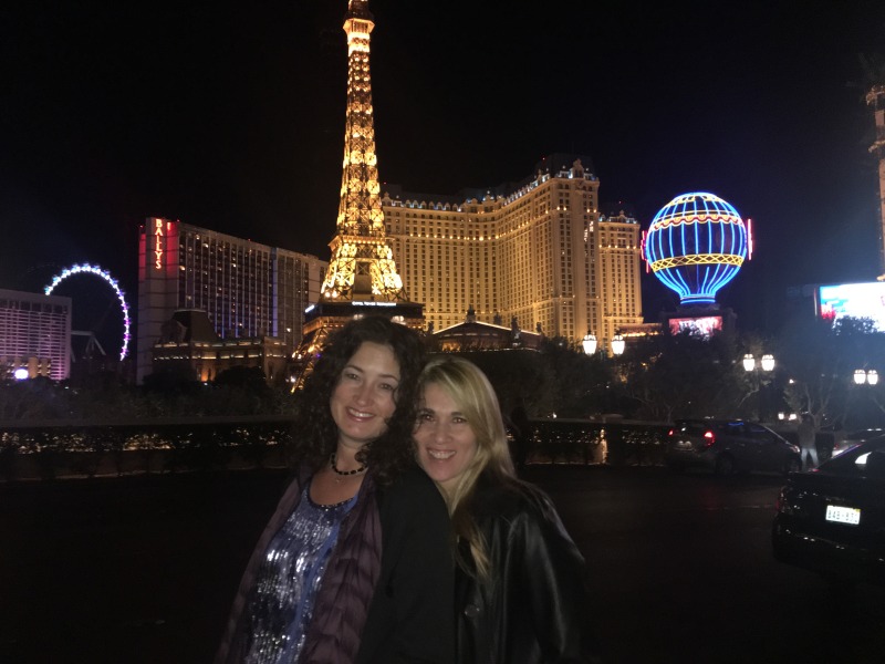 2015/11(November)/Adriana-visit-from-Buenos-Aires/01-Las-Vegas/800x600_2015-11-20-Las-Vegas-127-Suzi-Adriana-Paris-tower.JPG