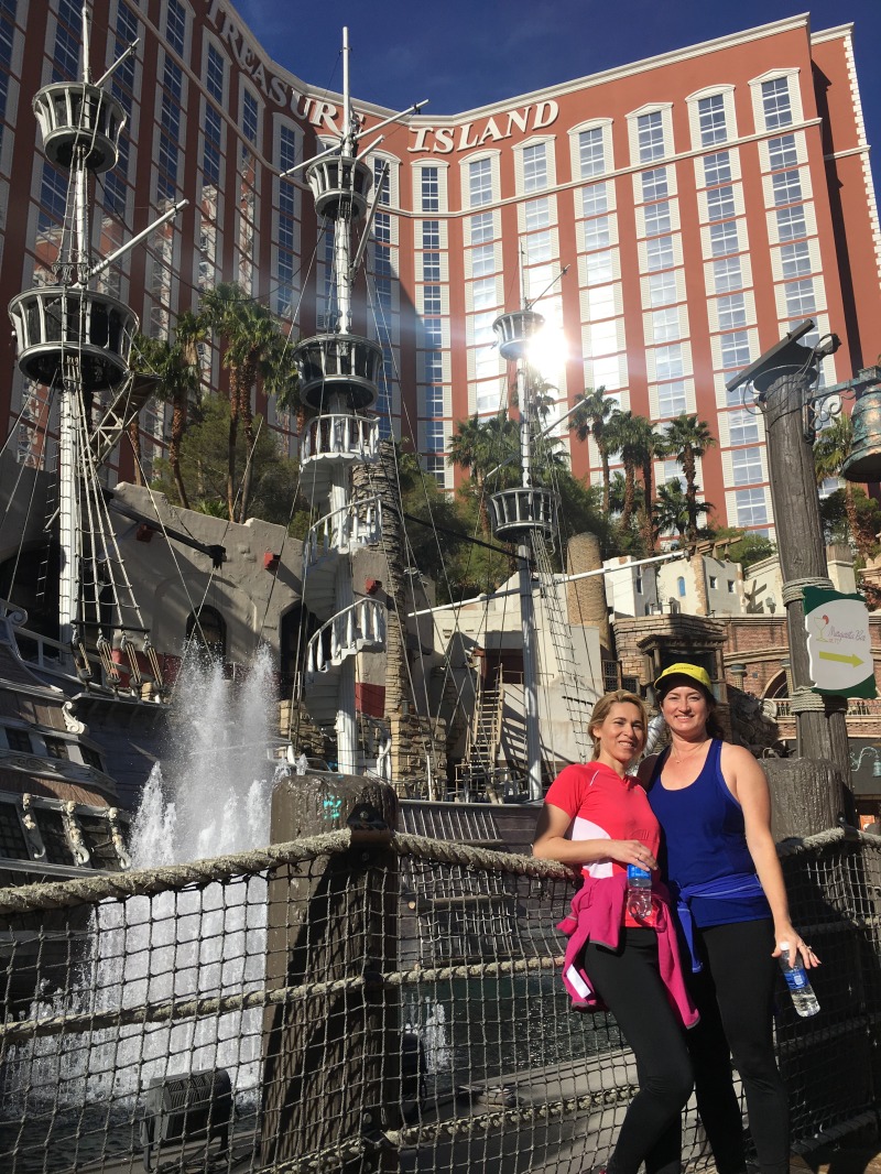 2015-11-20-Las-Vegas-20-jogging-the-strip-Adriana-Suzi-Treasure-Island.JPG