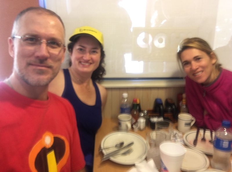 2015/11(November)/Adriana-visit-from-Buenos-Aires/01-Las-Vegas/800x600_2015-11-20-Las-Vegas-25-jogging-the-strip-Adriana-Suzi-IHOP-breakfast.JPG