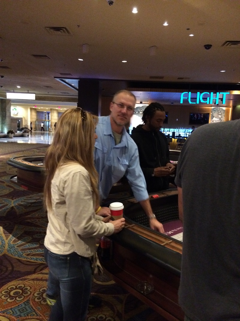 2015/11(November)/Adriana-visit-from-Buenos-Aires/01-Las-Vegas/800x600_2015-11-21-Las-Vegas-01-Adriana-Travis-craps.JPG