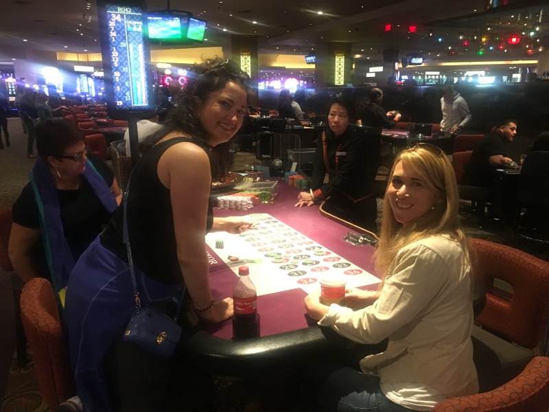 2015/11(November)/Adriana-visit-from-Buenos-Aires/01-Las-Vegas/800x600_2015-11-21-Las-Vegas-04-Suzi-Adriana-roulette.JPG