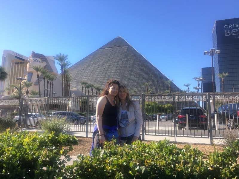 2015/11(November)/Adriana-visit-from-Buenos-Aires/01-Las-Vegas/800x600_2015-11-21-Las-Vegas-06-Suzi-Adriana-Luxor-day.JPG