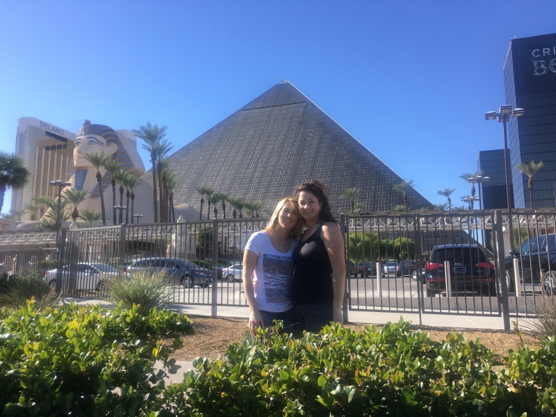 2015-11-21-Las-Vegas-07-Suzi-Adriana-Luxor-day.JPG