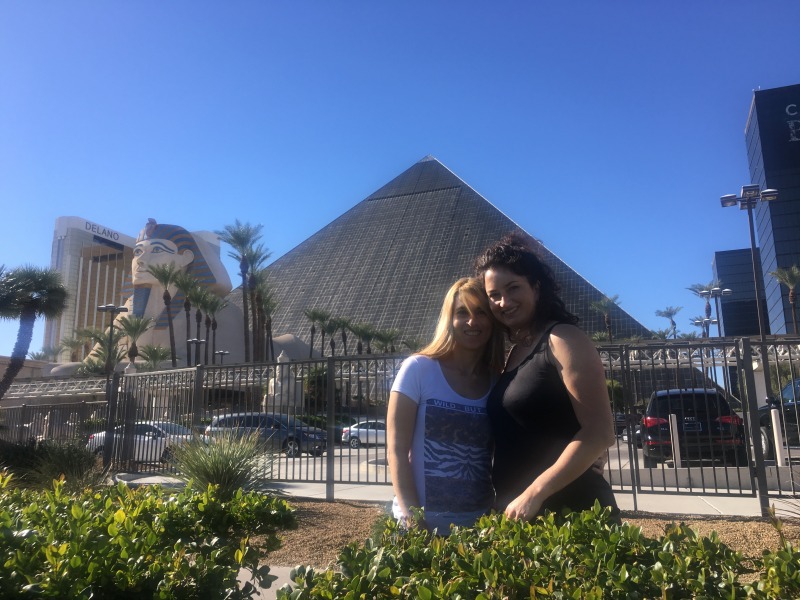2015-11-21-Las-Vegas-08-Suzi-Adriana-Luxor-day.JPG