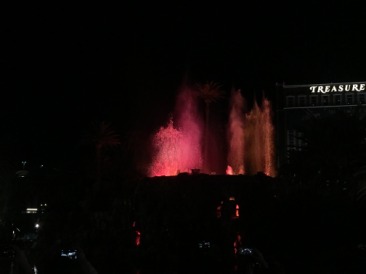 2015-11-20-Las-Vegas-115-Mirage-volcano.JPG