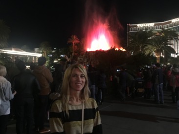 2015-11-20-Las-Vegas-117-Mirage-volcano-Adriana.JPG