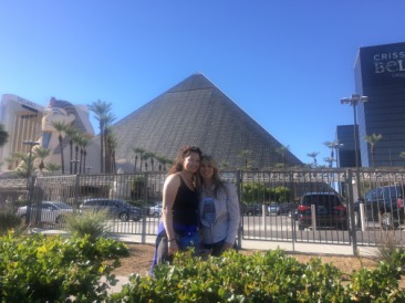 2015-11-21-Las-Vegas-05-Suzi-Adriana-Luxor-day.JPG