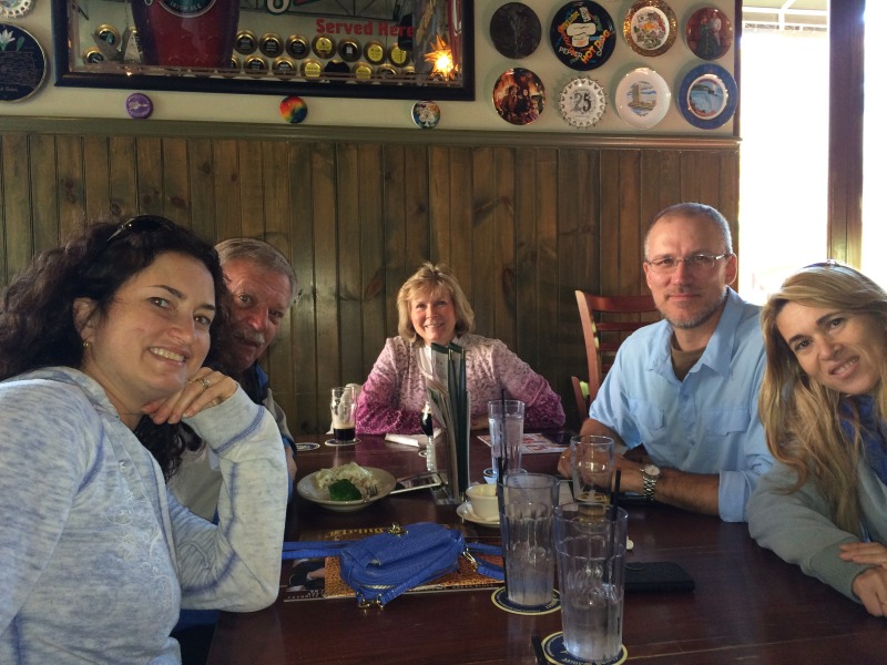 2015/11(November)/Adriana-visit-from-Buenos-Aires/03-Flying-Saucer/800x600_2015-11-22-Flying-Saucer-Adriana-visit-5-Suzi-Jim-Janeen-Travis.JPG