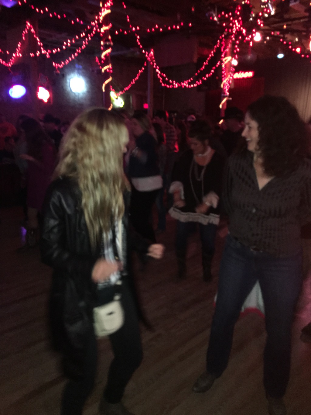 2015/11(November)/Adriana-visit-from-Buenos-Aires/05-Coupland-Dance-Hall-TwoStepping/1024x768_2015-11-28-Coupland-Dance-Hall-Adriana-visit-21-Suzi-line-dancing.JPG