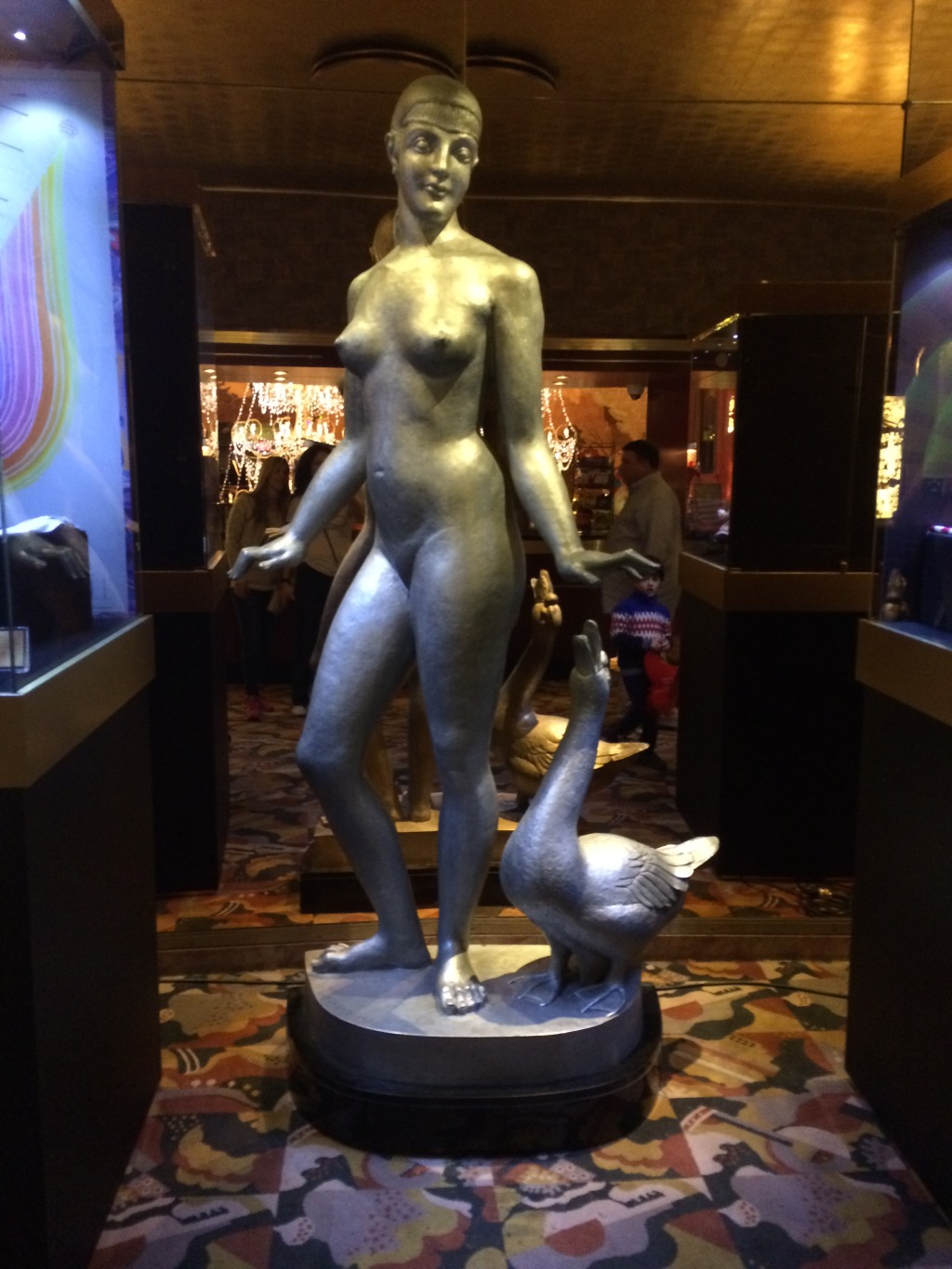 2015-12-04-New-York-City-Rockettes-12-statue.JPG