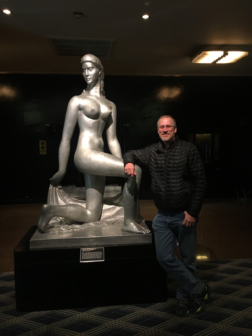 2015-12-04-New-York-City-Rockettes-61-Travis-statue.JPG