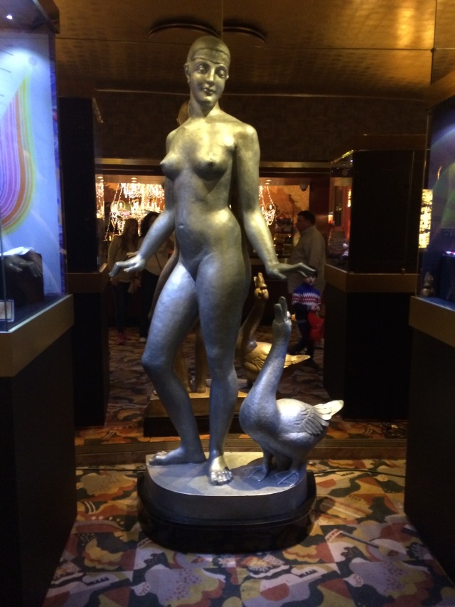 2015/11(November)/Adriana-visit-from-Buenos-Aires/07-New-York-City-Rockettes/640x480_2015-12-04-New-York-City-Rockettes-12-statue.JPG