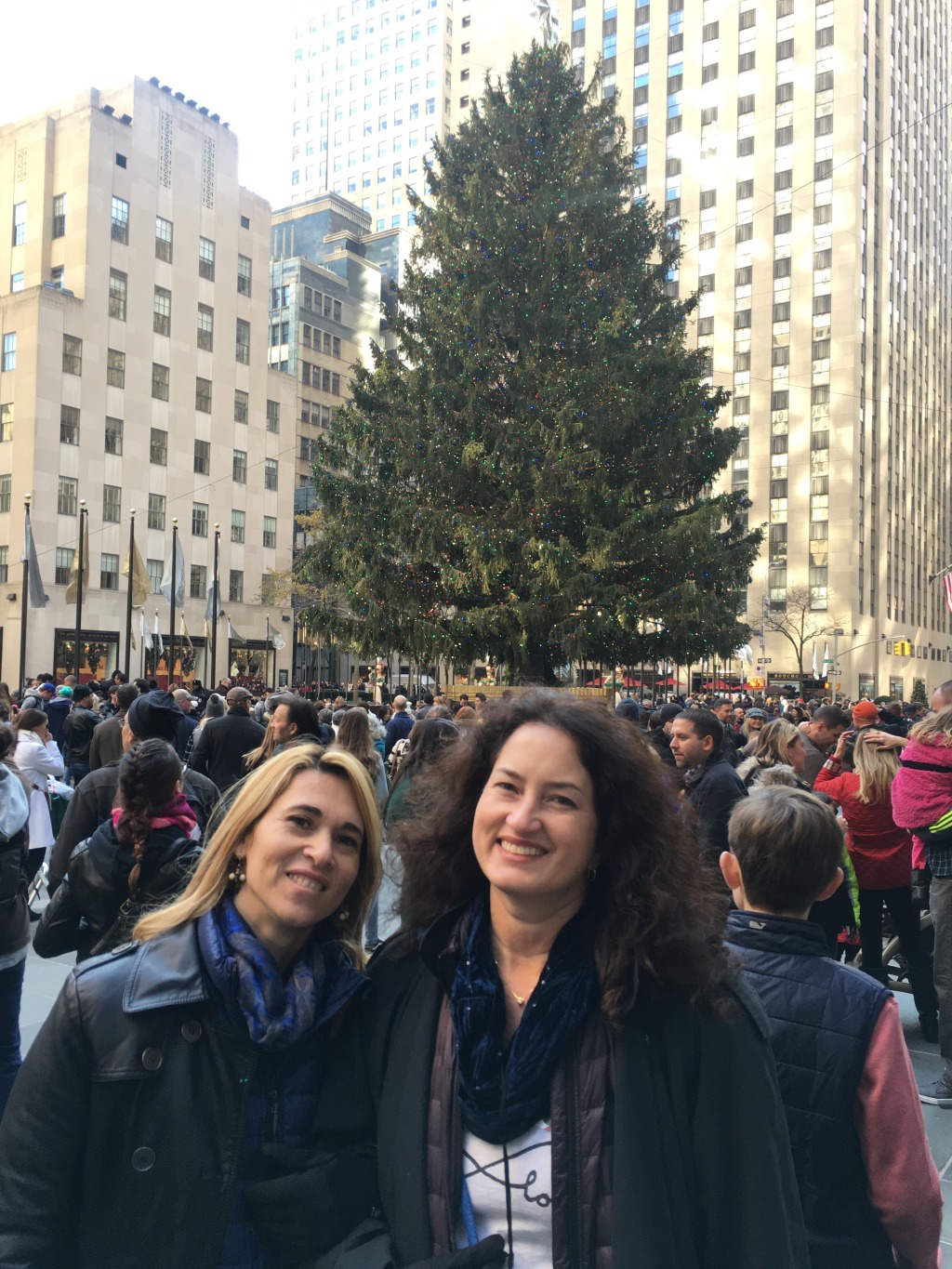 2015/11(November)/Adriana-visit-from-Buenos-Aires/08-New-York-City-Rockerfeller/2015-12-05-New-York-City-Rockerfeller-01-Adriana-Suzi-tree.JPG