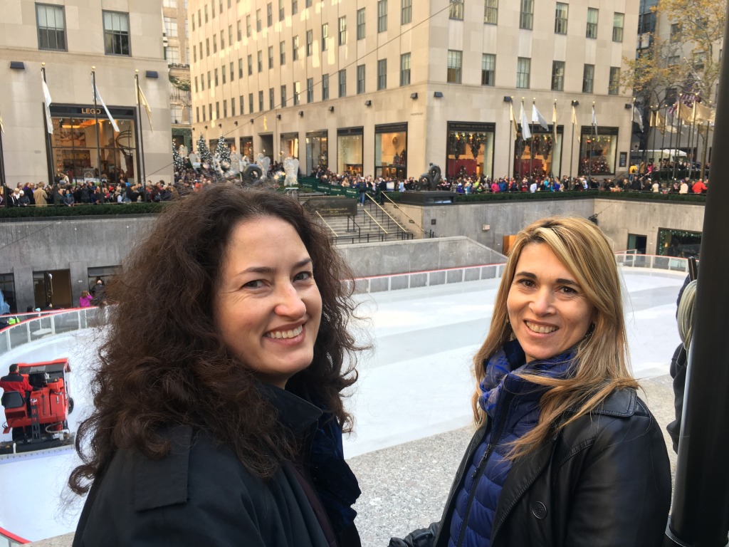 2015/11(November)/Adriana-visit-from-Buenos-Aires/08-New-York-City-Rockerfeller/1024x768_2015-12-05-New-York-City-Rockerfeller-06-Suzi-Adriana-ice-rink.JPG