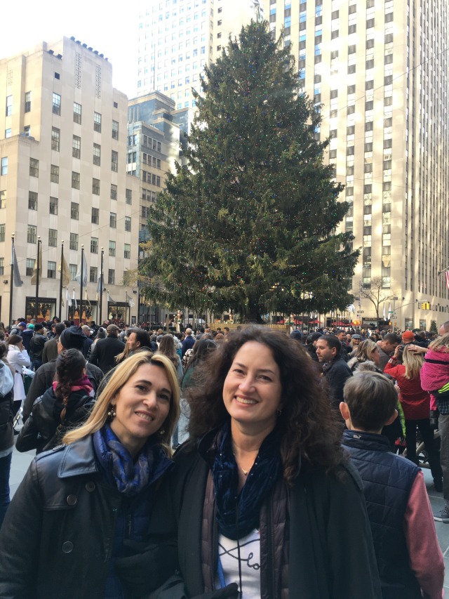 2015/11(November)/Adriana-visit-from-Buenos-Aires/08-New-York-City-Rockerfeller/2015-12-05-New-York-City-Rockerfeller-01-Adriana-Suzi-tree.JPG