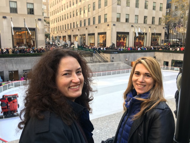 2015/11(November)/Adriana-visit-from-Buenos-Aires/08-New-York-City-Rockerfeller/640x480_2015-12-05-New-York-City-Rockerfeller-06-Suzi-Adriana-ice-rink.JPG