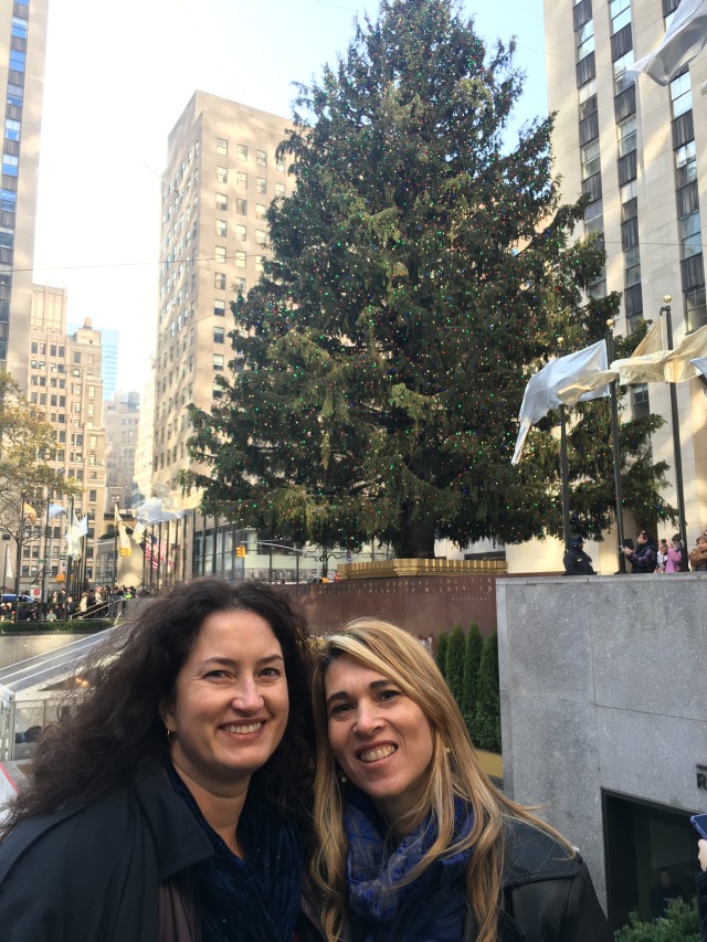 2015/11(November)/Adriana-visit-from-Buenos-Aires/08-New-York-City-Rockerfeller/640x480_2015-12-05-New-York-City-Rockerfeller-09-Suzi-Adriana-tree.JPG