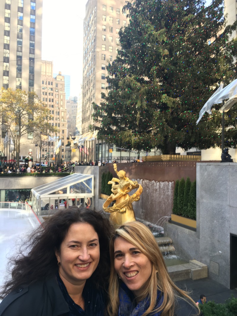 2015/11(November)/Adriana-visit-from-Buenos-Aires/08-New-York-City-Rockerfeller/800x600_2015-12-05-New-York-City-Rockerfeller-08-Suzi-Adriana-ice-rink.JPG